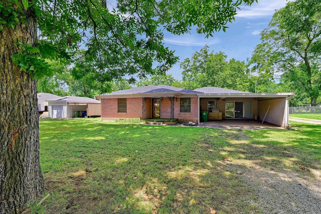 view of front of house featuring a carport and a front lawn