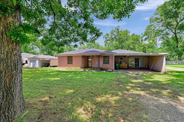 view of front of house featuring a carport and a front lawn