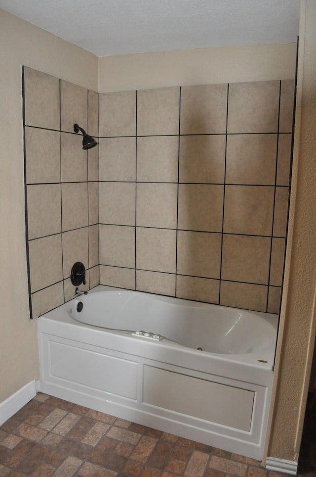 bathroom with tiled shower / bath