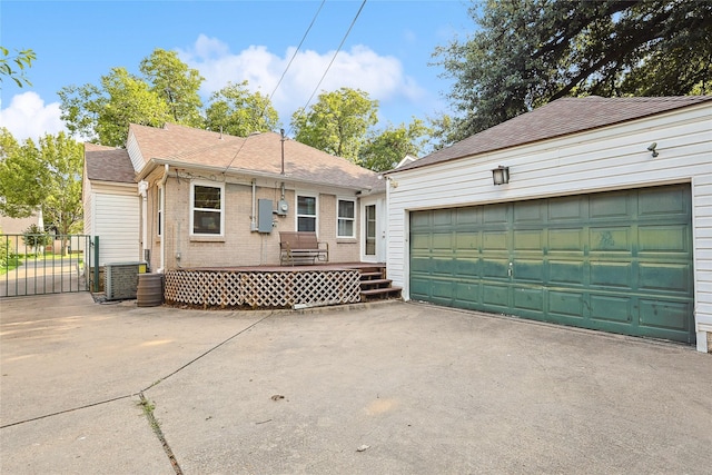 view of front facade featuring cooling unit and a garage