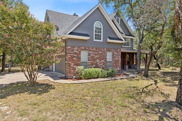 view of front facade featuring a garage and a front yard