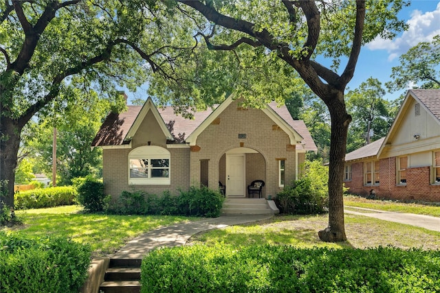 view of front of house featuring a front lawn