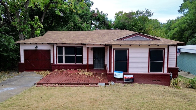 view of front of house featuring a garage and a front lawn