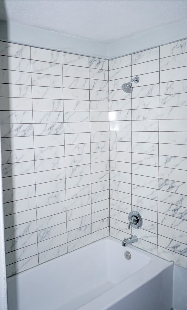 bathroom with tiled shower / bath combo