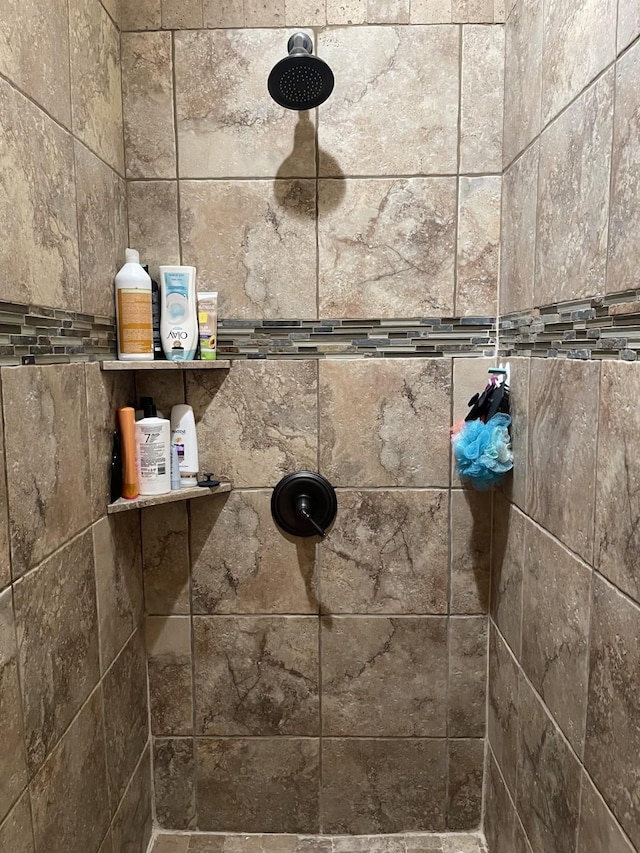 room details featuring a tile shower