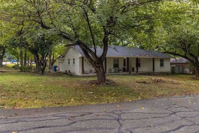 ranch-style house featuring a front yard