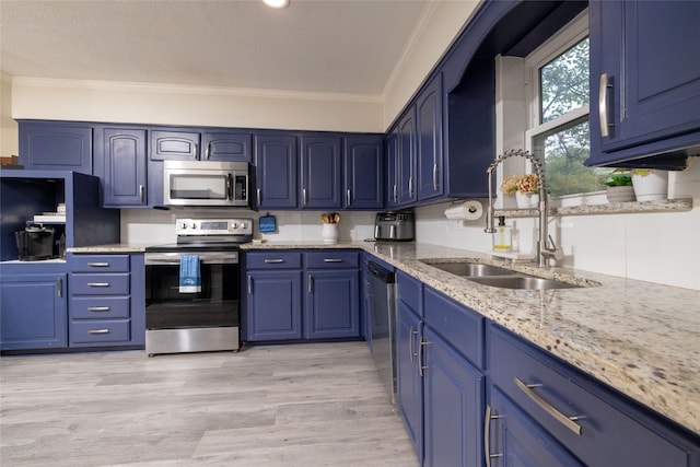 kitchen with stainless steel appliances, a breakfast bar, kitchen peninsula, blue cabinetry, and light wood-type flooring