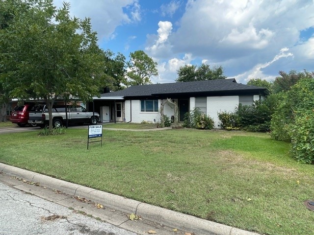 single story home featuring a front yard