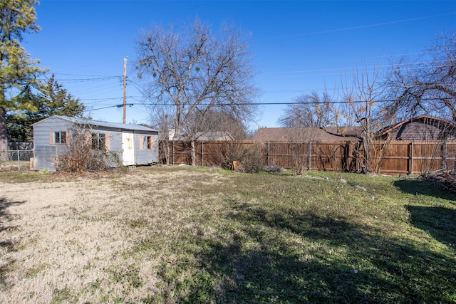 view of yard with an outbuilding