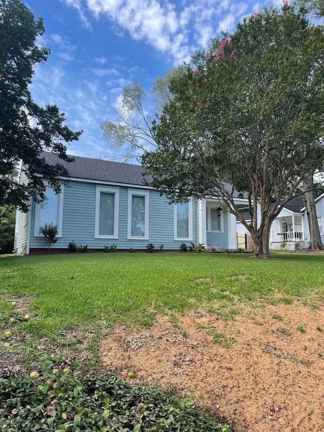 view of front of house featuring a front yard