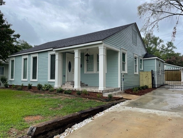 view of front of home featuring a front yard and covered porch