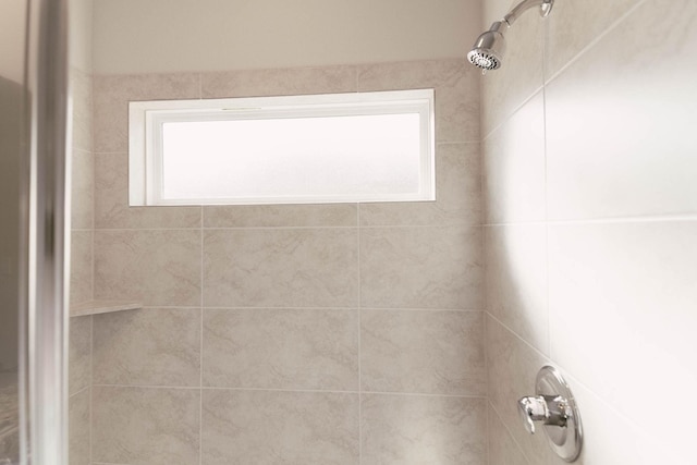 bathroom featuring a tile shower