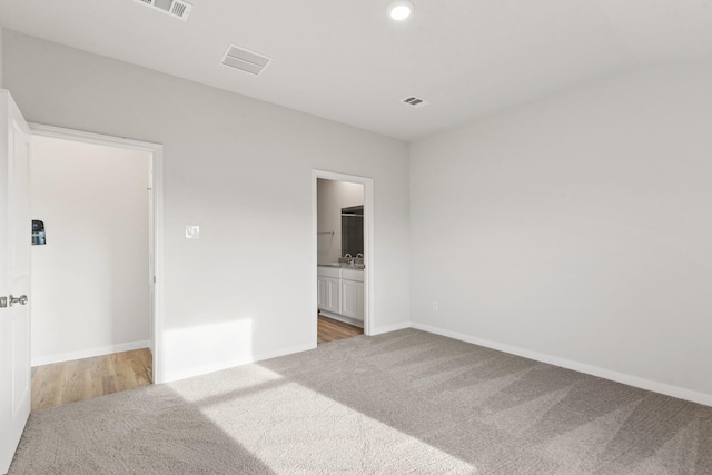 empty room featuring carpet floors and sink