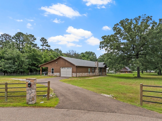 view of front of home featuring a front yard