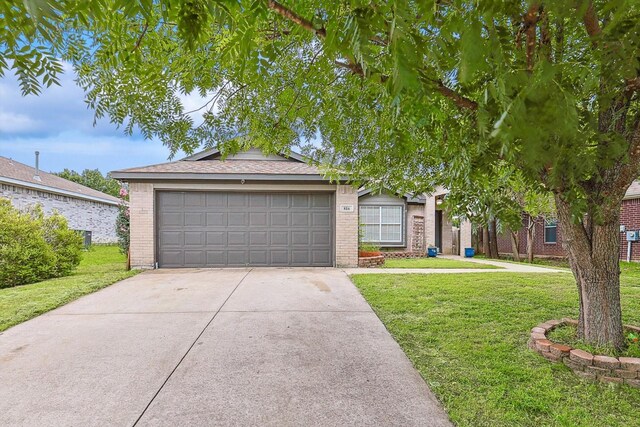 view of front of house featuring a garage and a front yard