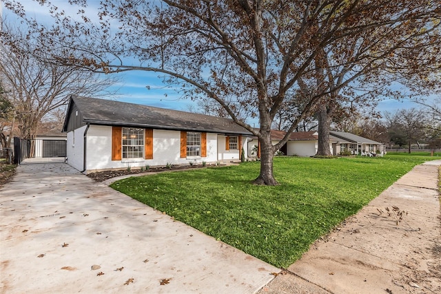 single story home featuring a front lawn