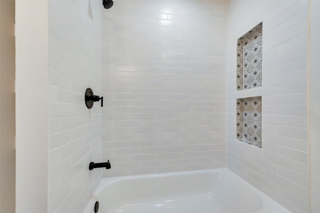 bathroom with tiled shower / bath combo