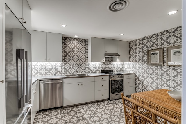 kitchen featuring backsplash, sink, stainless steel appliances, and gray cabinets