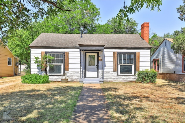 view of front of house featuring a front lawn