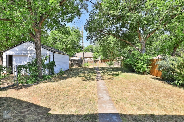 view of yard featuring an outbuilding