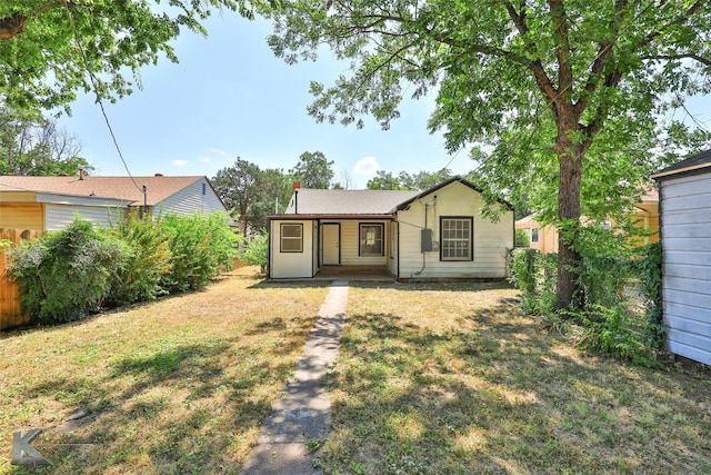 view of front of house featuring a front lawn