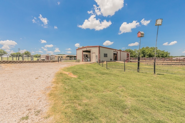 view of yard with an outbuilding