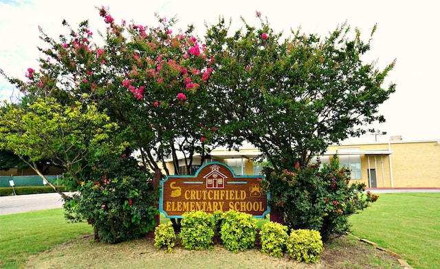 community sign featuring a yard