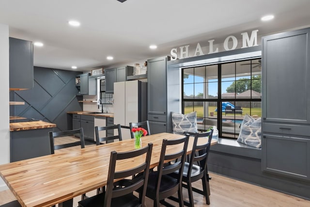 dining area with sink and light hardwood / wood-style flooring