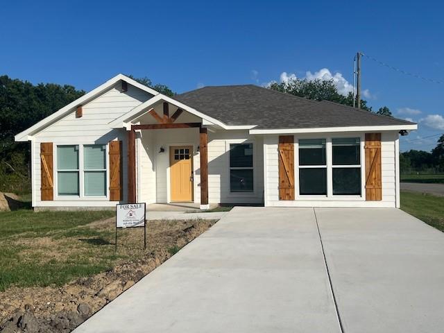 view of front facade featuring a front yard