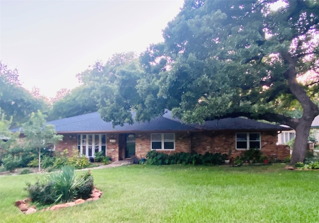 single story home featuring a front yard