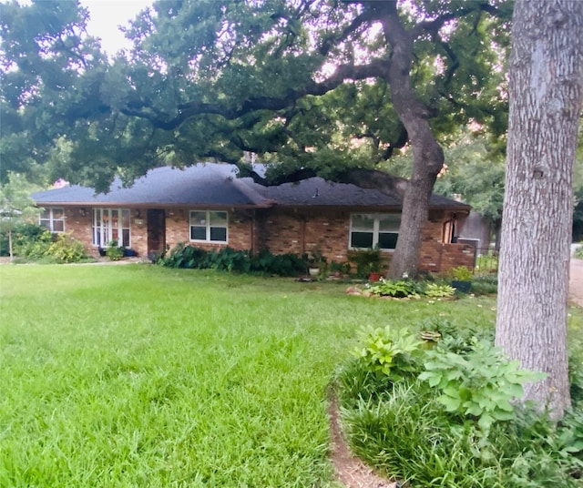 ranch-style home featuring a front yard