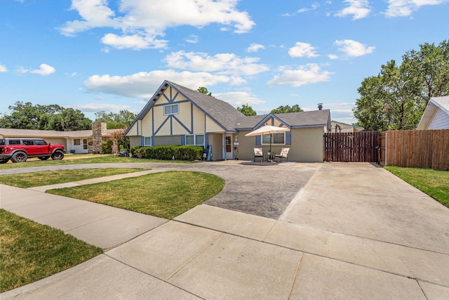 view of front of property featuring a front lawn