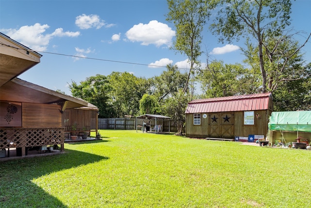 view of yard featuring an outdoor structure