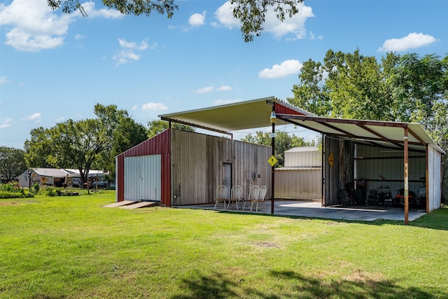 view of yard featuring an outbuilding