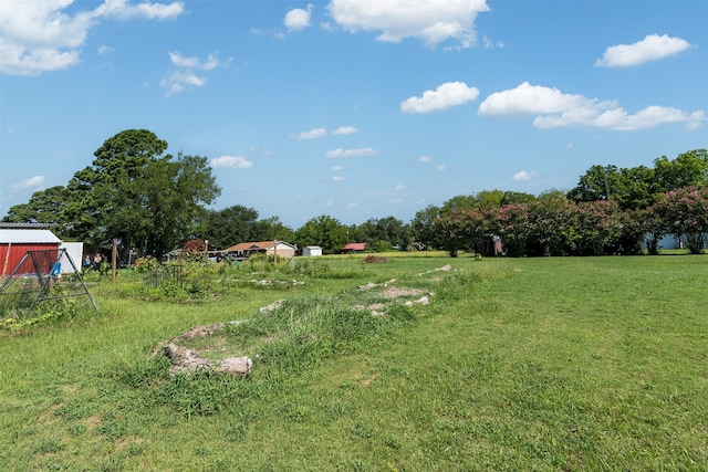 view of yard featuring an outbuilding