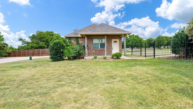 view of front of property with a front yard