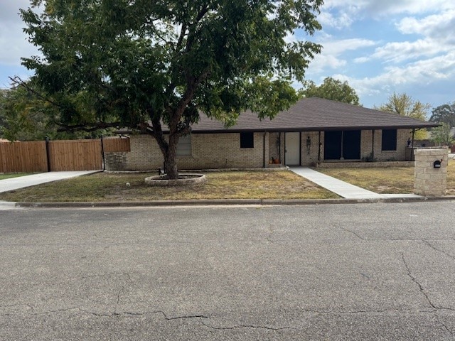 ranch-style home featuring a front yard