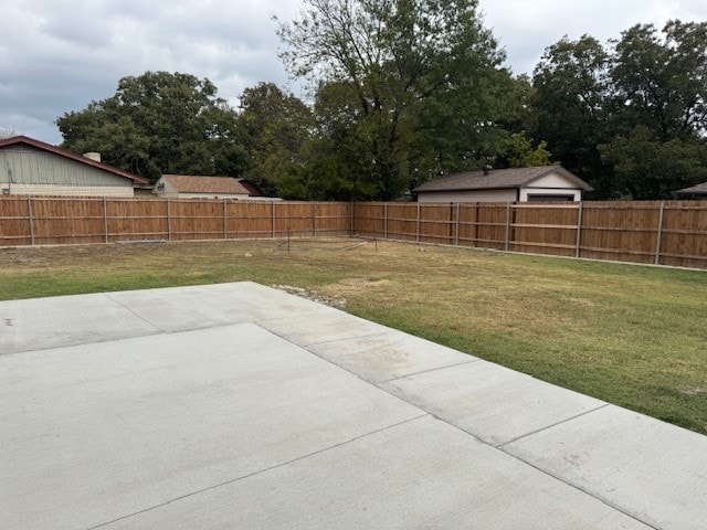 view of yard featuring a patio area