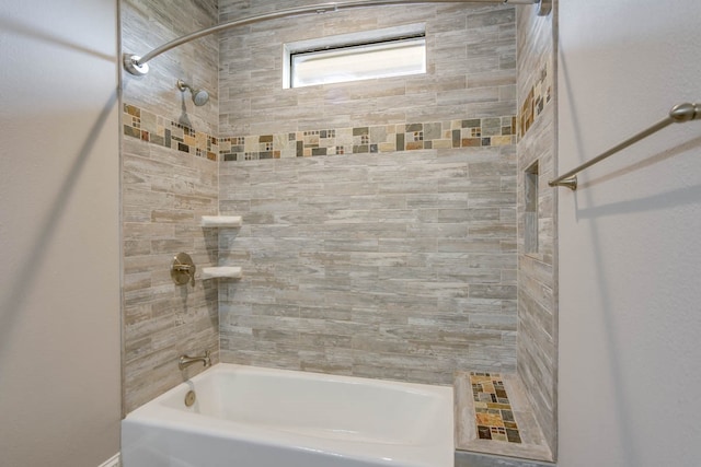 bathroom featuring tiled shower / bath