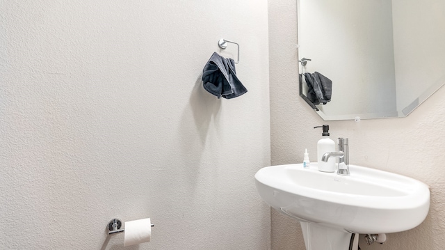 bathroom featuring sink