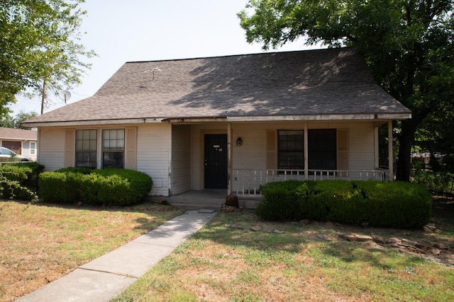 view of front facade featuring a porch and a front lawn