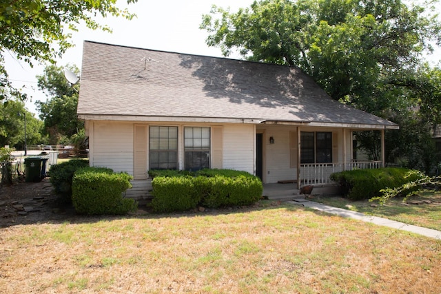 view of front facade featuring covered porch and a front yard