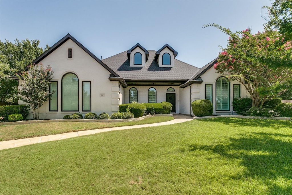 view of front of house featuring a front lawn