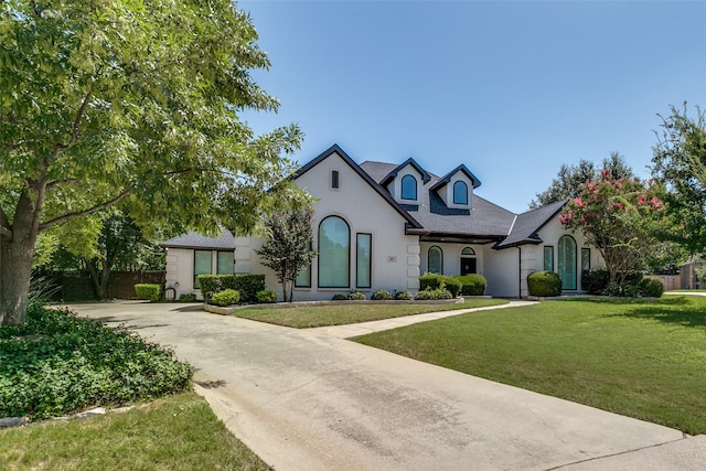 view of front of property featuring a front yard