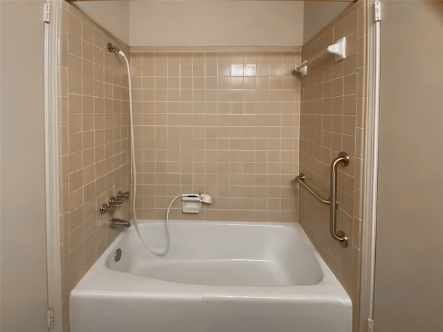 bathroom with tiled shower / bath combo