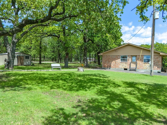 view of yard featuring a storage unit