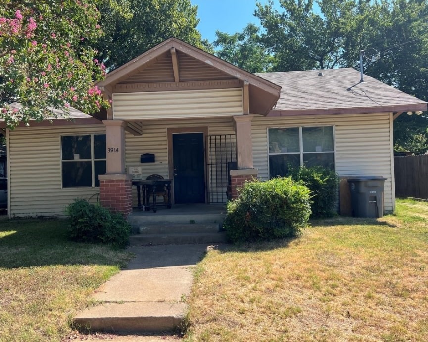 view of front of house featuring a front lawn