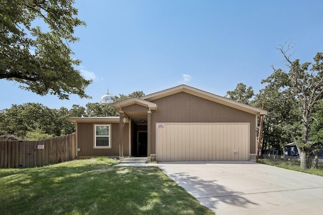 ranch-style house featuring a front lawn and a garage