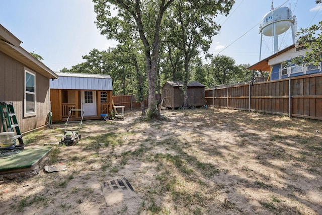 view of yard featuring a storage unit