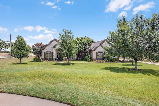 view of front of house featuring a front lawn